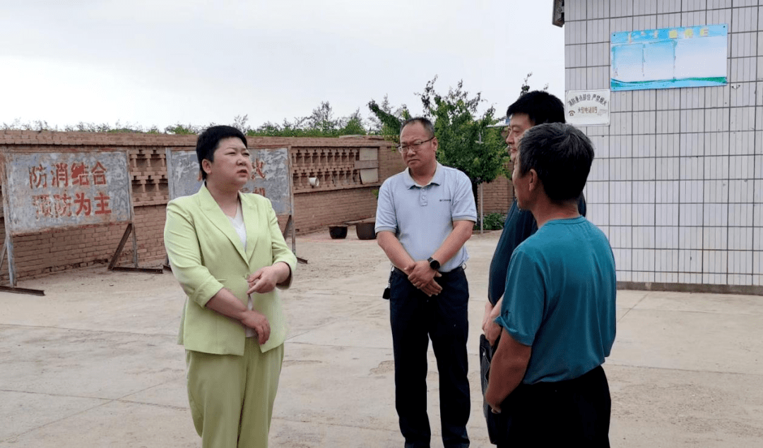 会后,姜冰洁到阿拉善右旗瑜戈液化气储配站,部分餐饮商铺查看充装液化