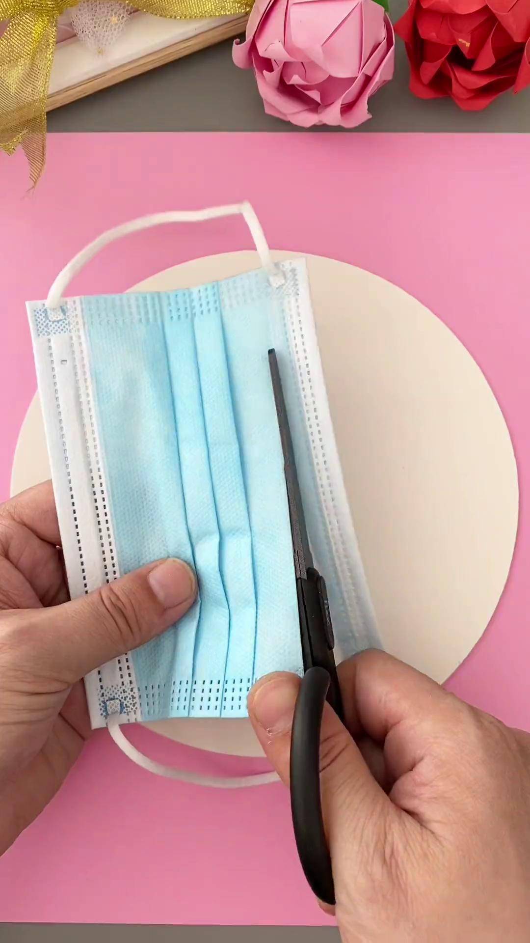 三八女神节要到了,用家里的口罩做漂亮的花束手工贴画,送给爱你的妈妈