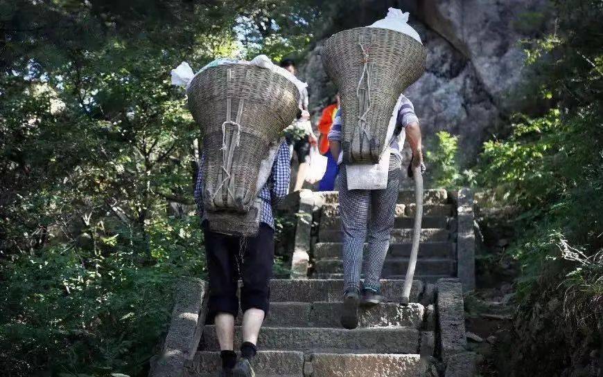 行走在栾川老君山上的背山工!_货物_索道_独臂