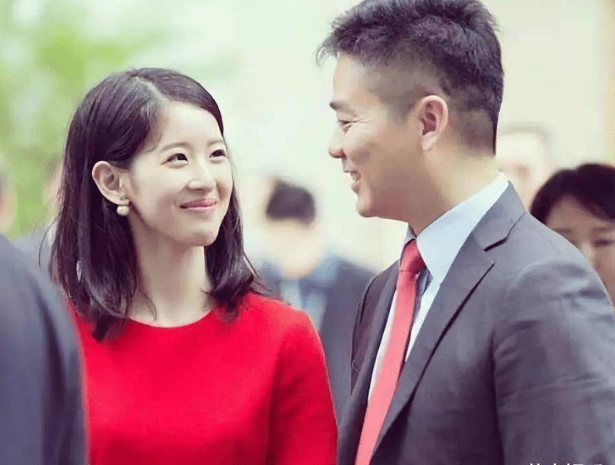 龚小京打扮成熟端庄自信,两人站一起很有夫妻相_连衣裙_经典_效果