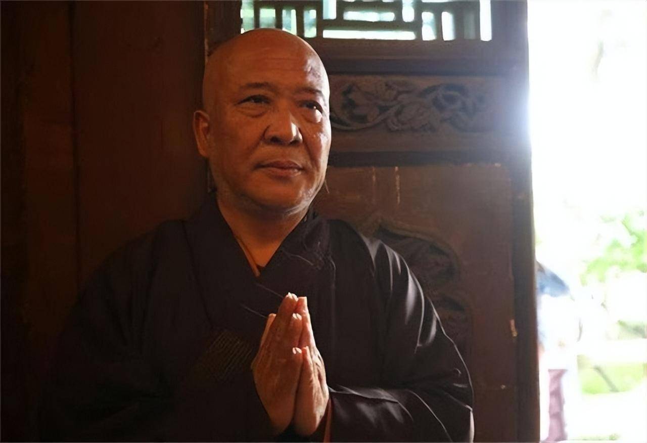 2011年,杨彦娶小32岁黑人女孩,婚后7年生下混血儿子,选择出家_雕像