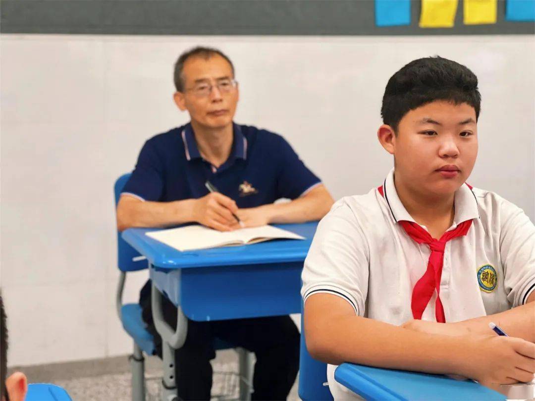 6月20日,梁溪区责任督学陈益民,项月芳莅临侨谊古运河中学,就学校招生