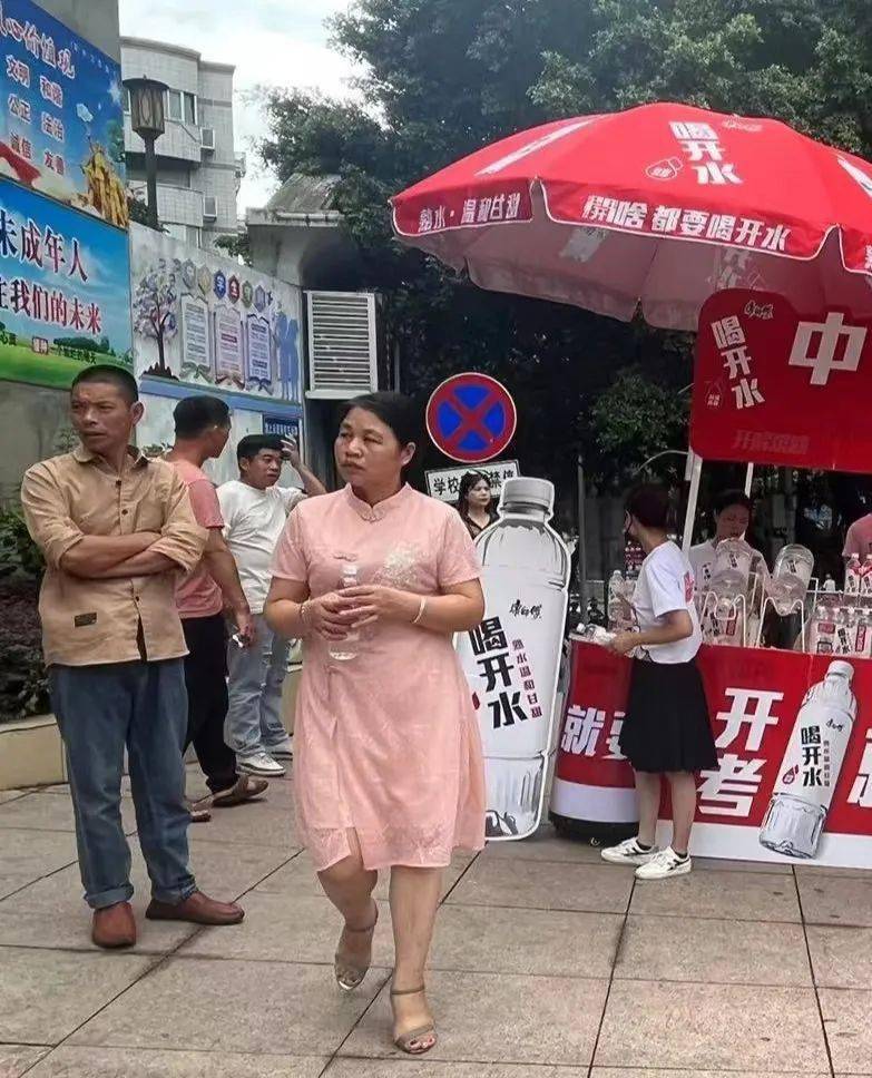 绵绵暖心送考▲城关中学考点只等大显身手考生们阔步进入考场抬头挺胸