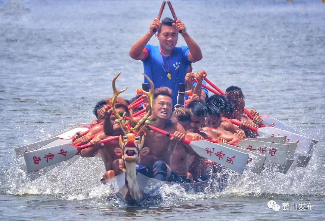 浚,因其充满爆发力的划船动作和扒龙舟时奋力拼搏的表情所展现出来的