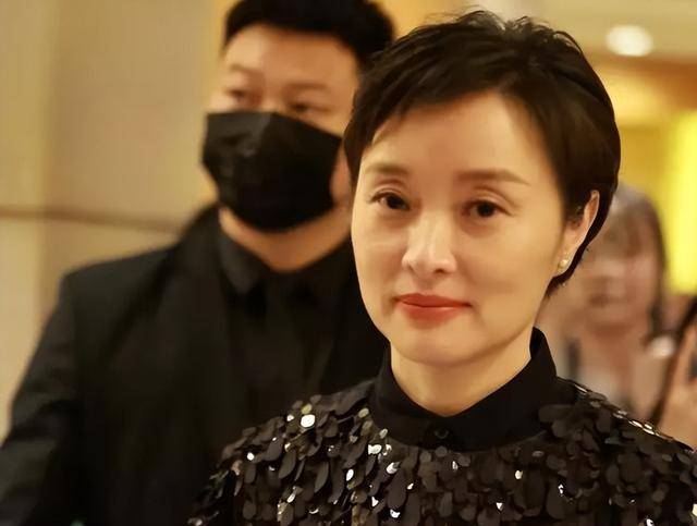 51岁吴越秀外慧中,一身黑色造型随性洒脱,陈建斌配不上她_气质_网友