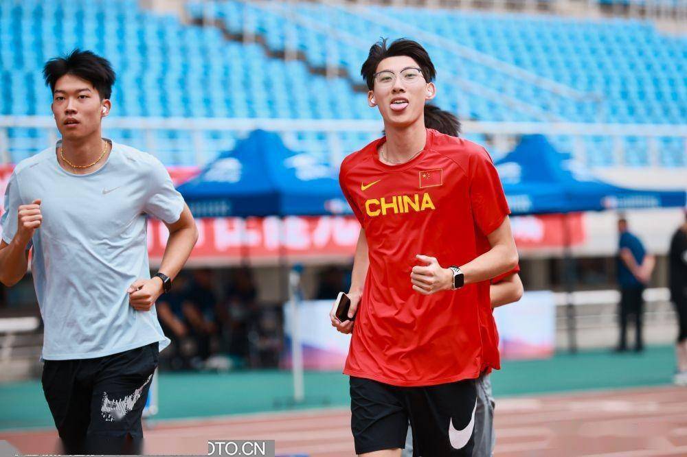 搏(左),徐卓一在训练中短跑名将谢震业在训练中短跑选手吴志强(左)