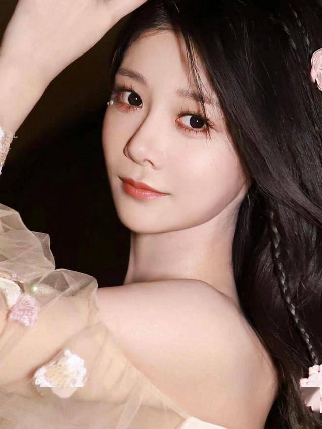 新锐演员孙妍恩最新活动图曝光 粉色花瓣裙摆摇曳宛若坠入花海_观众