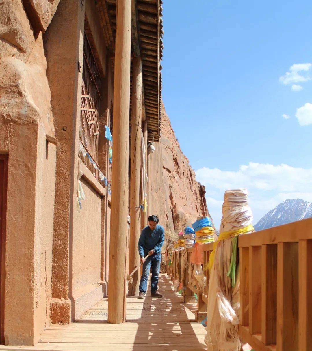刘国虎在打扫金塔寺石窟栈道