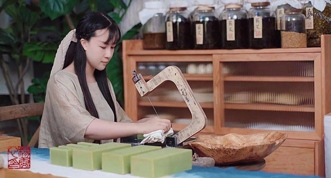 她跑到深山做了一块可以"吃"的手工皂,素简生活原