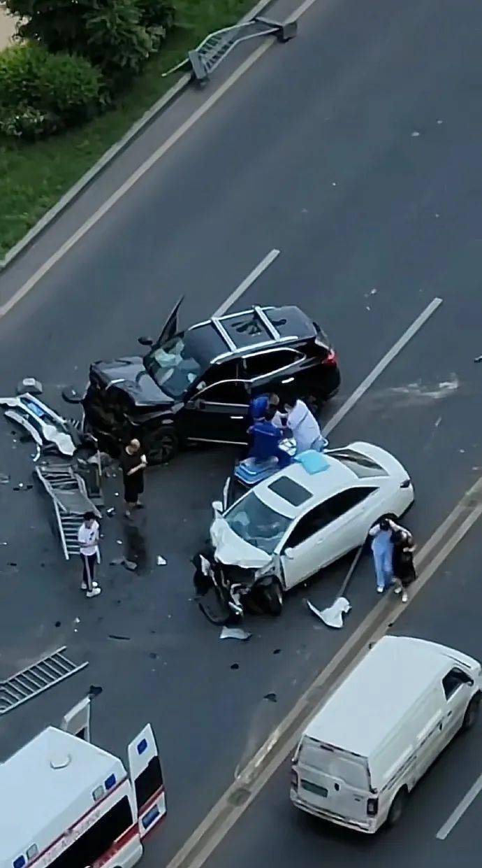 昨天南充顺庆区滨江路上,这起交通事故有点厉害哦!