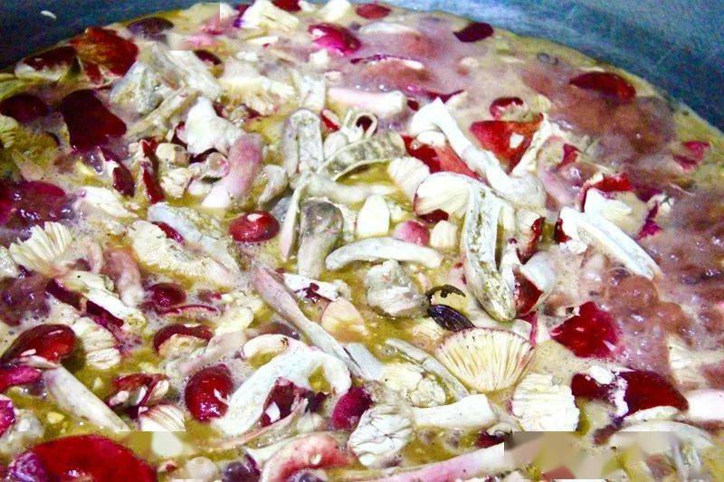 保山| 这个雨季,去木城寻一口天然鲜味——大红菌煮鸡_城乡_松山_泥土