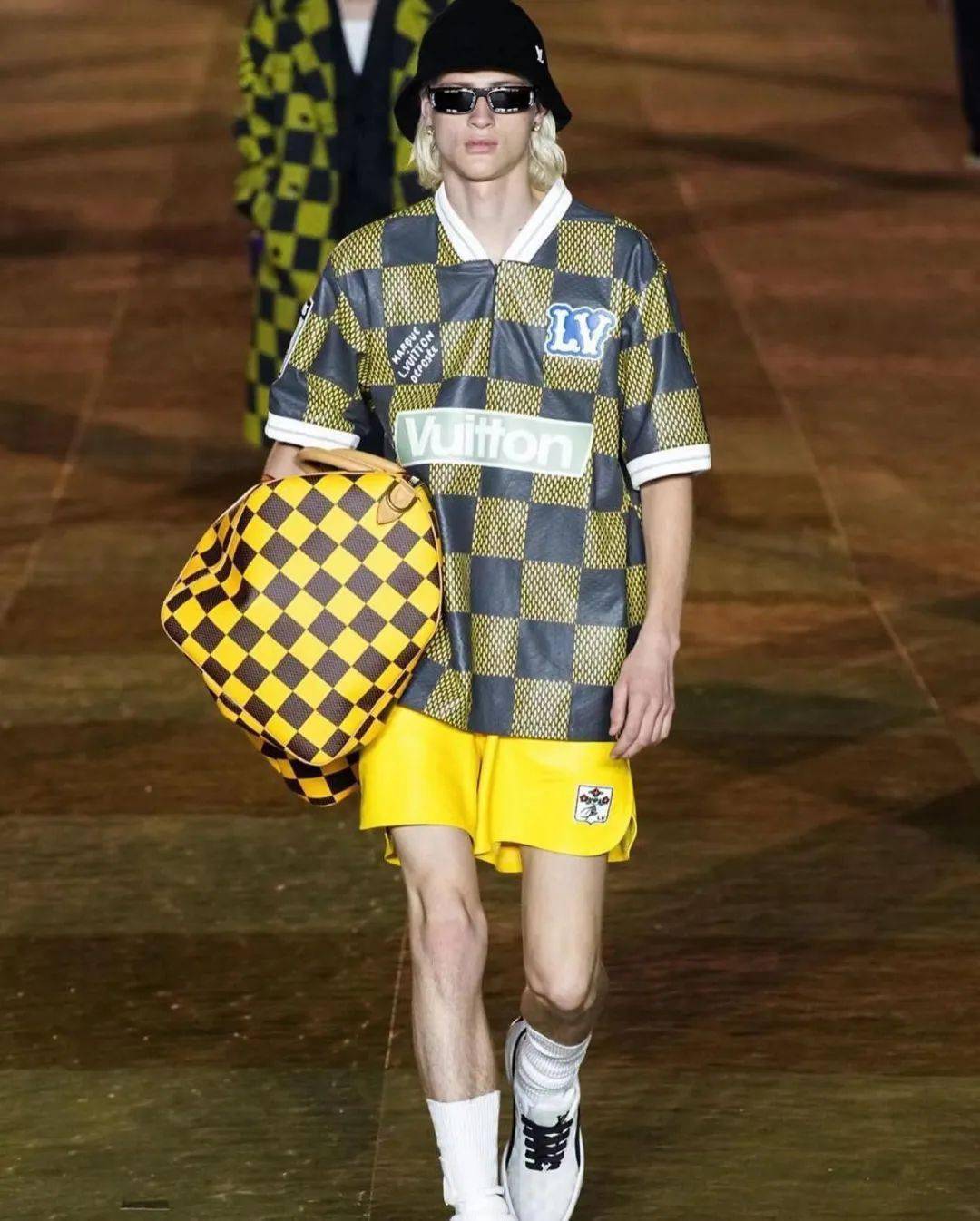 而这次的 louis vuitton mens 2024ss 中很多单品都采用了迷彩和棋盘