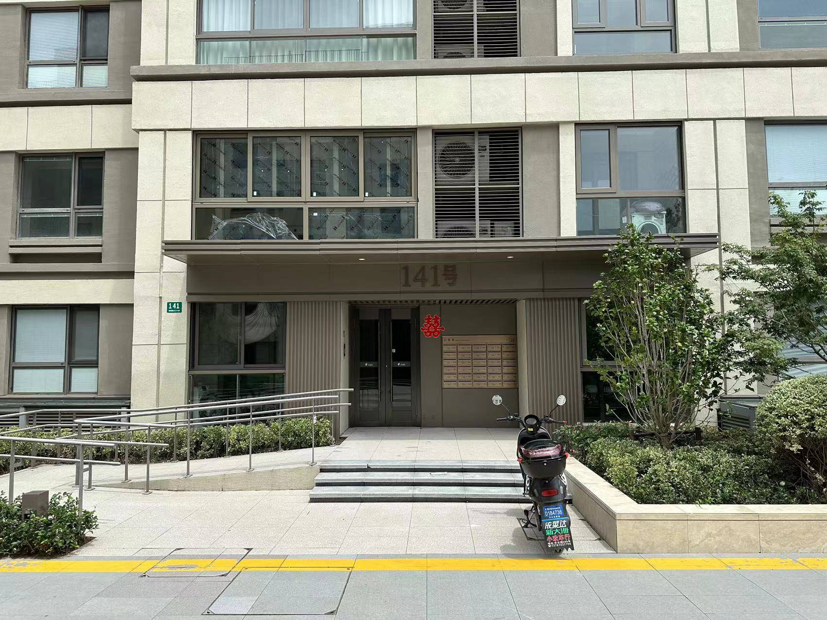 "宝山大华公园荟小区为何问题重重?市民担心隐患_居民_疏散_停车场