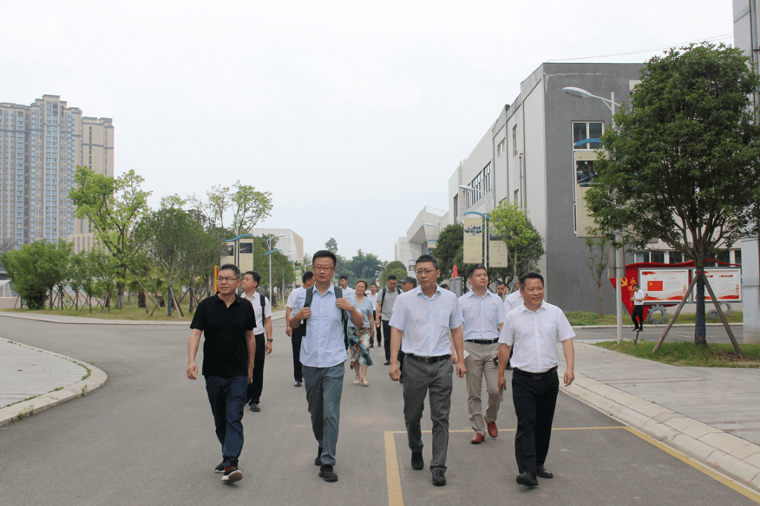 教育部职业教育与成人教育司教学处干部胡泊、王坚一行到成都汽车职校考察调研_中职_实习