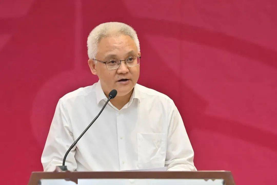 张宏森,马骏向北京师范大学驻校作家颁发荣誉证书和纪念相册,并与