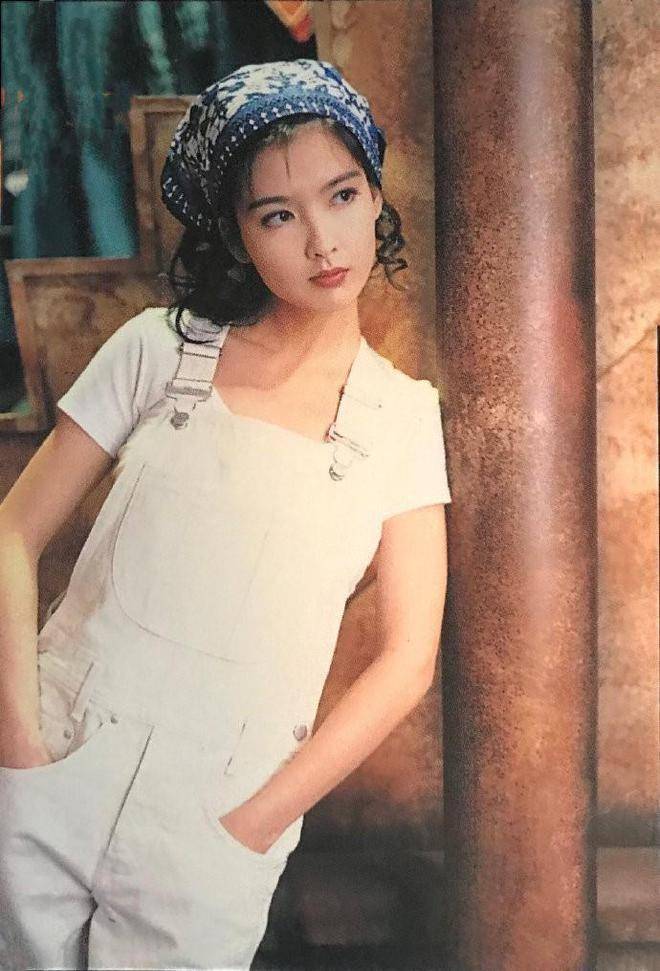 56岁周慧敏晒30年前旧照,网友感叹:我的童年女神,爱你如初!