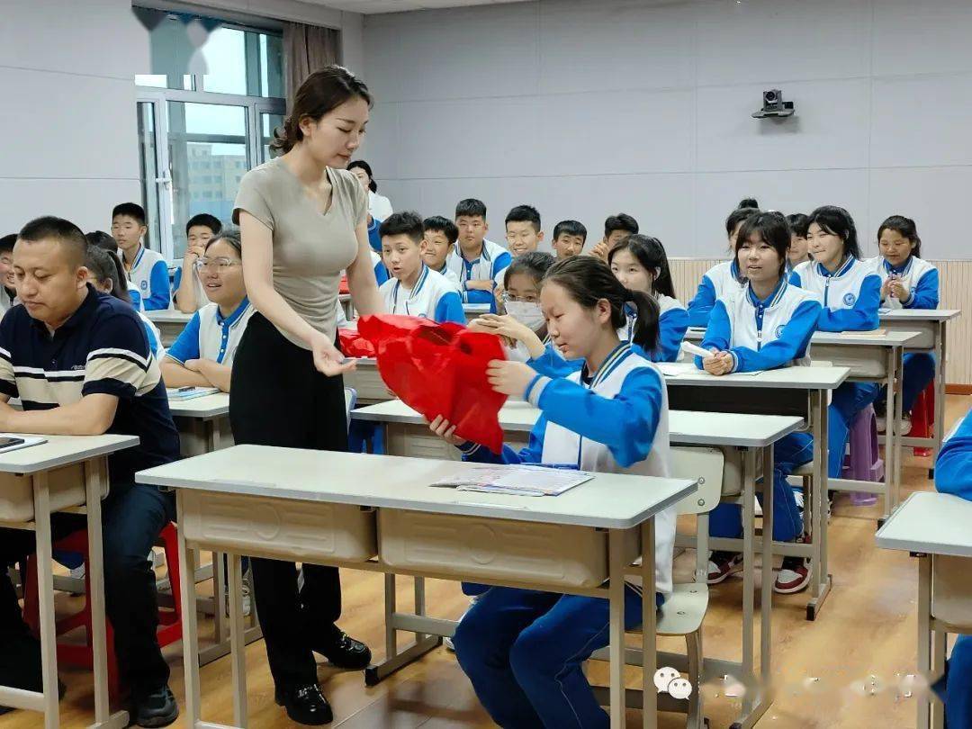 虎右旗司法局联合团旗委,旗法律援助中心深入新巴尔虎右旗第一中学