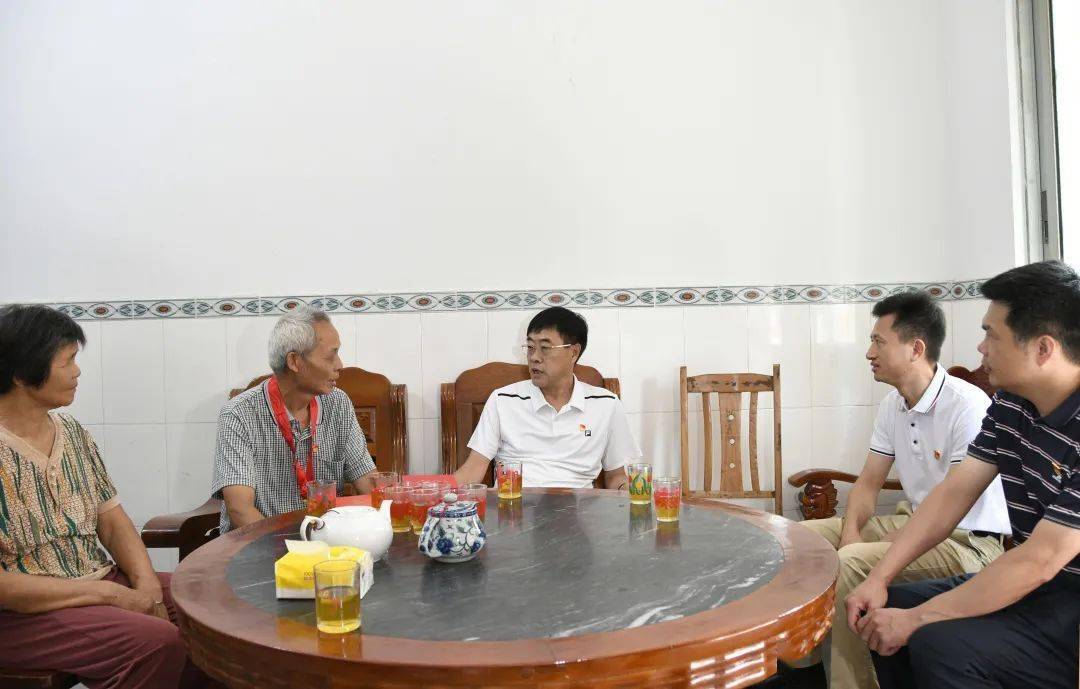 "七一"前夕,于晓军走访慰问党员_生活_怀集_发展