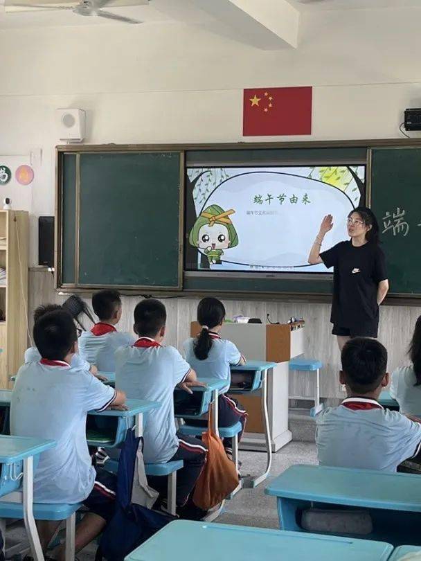福州市鹤林小学学校组织少先队员们走进社区和爷爷奶奶,叔叔阿姨们一