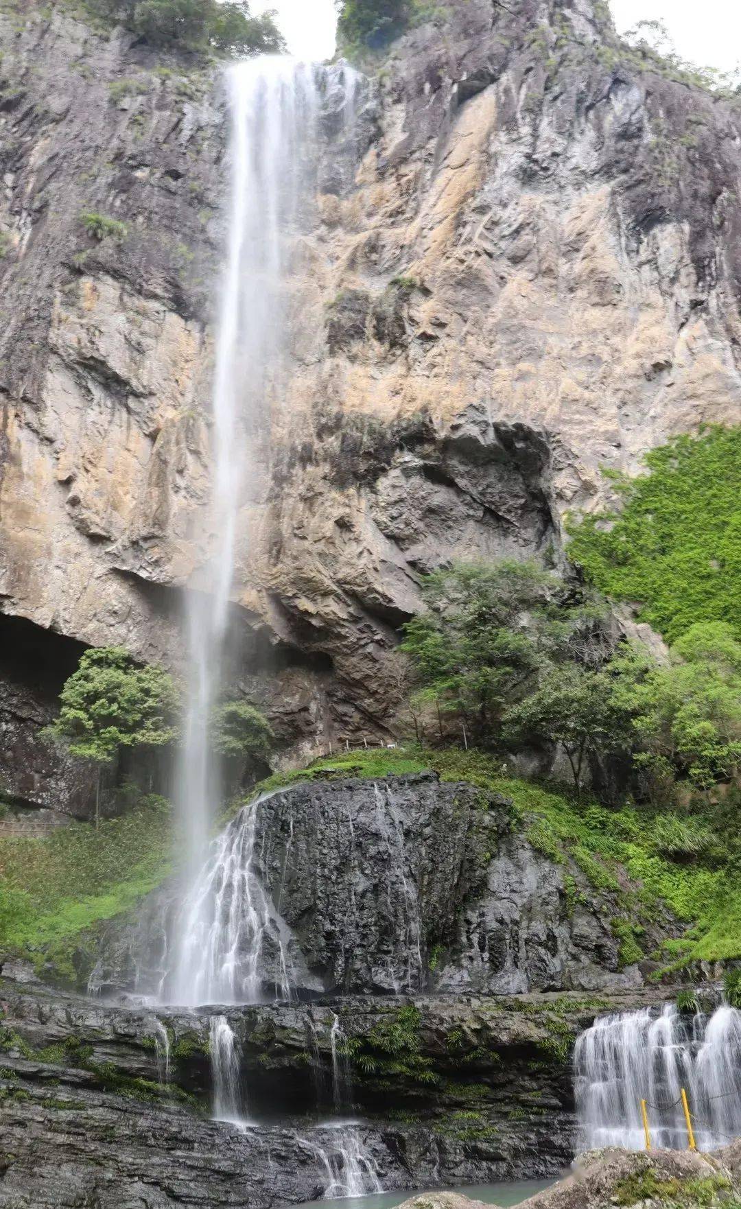 鸳鸯溪的瀑布_湖面_栈道_绿色