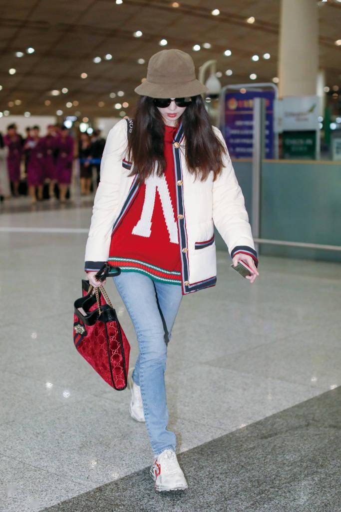 《消失的她》中倪妮帅出天际 而她的私服穿搭完全大变样……_机场