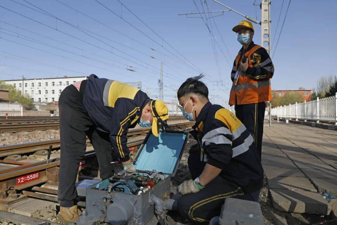 黄马甲,白大褂……他们竟都是铁路信号工?