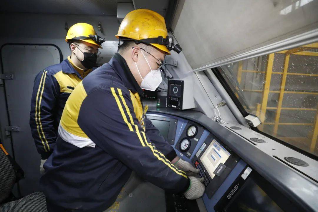 黄马甲,白大褂……他们竟都是铁路信号工?_设备_信号机_运行