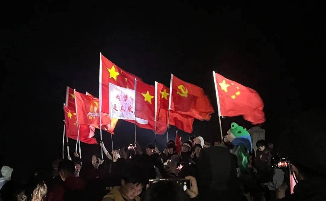 七一建党节,总要见一下红旗满山的武功山吧~_青年_青春_东方