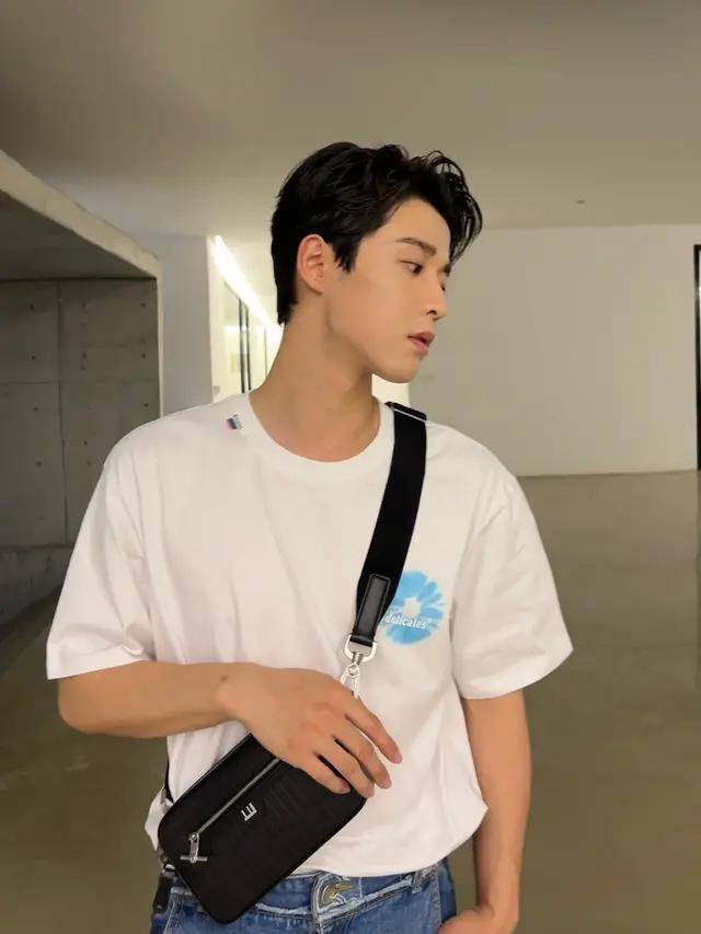 杨洋 吴宇恒两位大帅哥都爱包包摩登现代与传统余韵相互碰撞_打火机