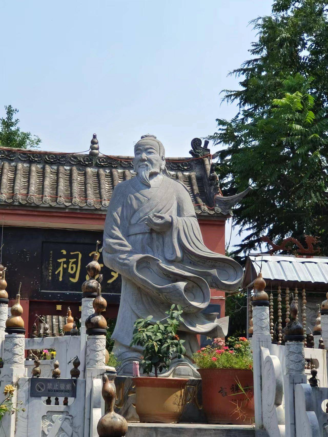 列子祠前八卦御风台上的列子雕像在列子文化的熏陶下,当地的村民也