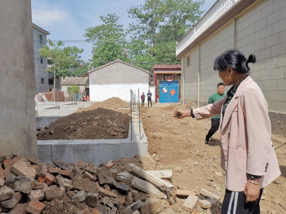 周口市鹿邑县任集乡蒋庄行政村的一名村干部,自建房时却占用了村民的