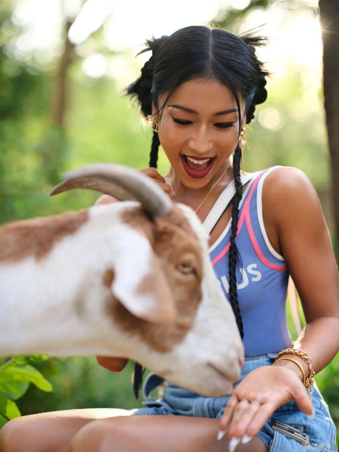 吉克隽逸图片来源@吉克隽逸吉克隽逸身穿泳衣 牛仔短裤,置身林间和