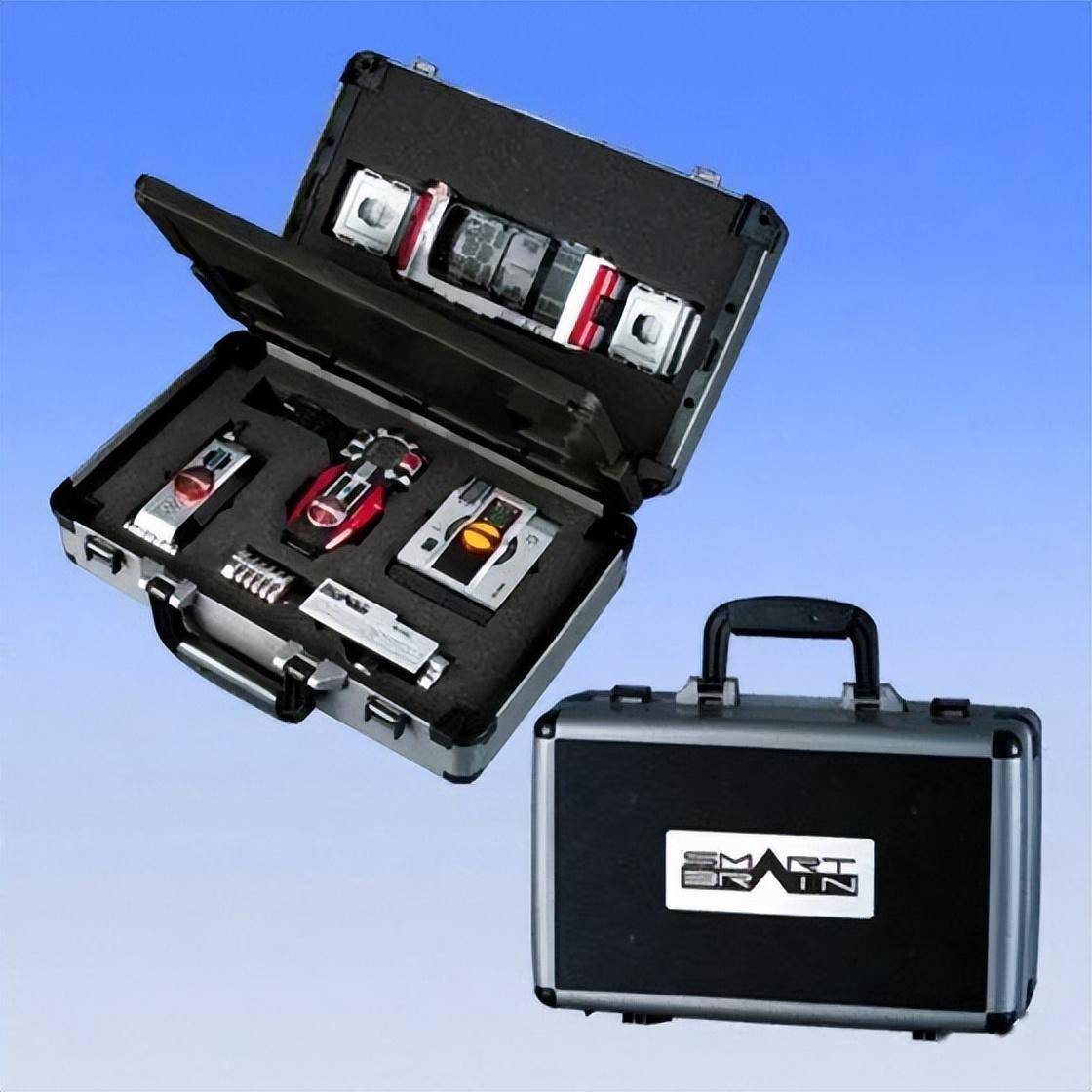 0版本的csm faiz腰带「smart brain」的logo当然也有还原收纳箱的外观