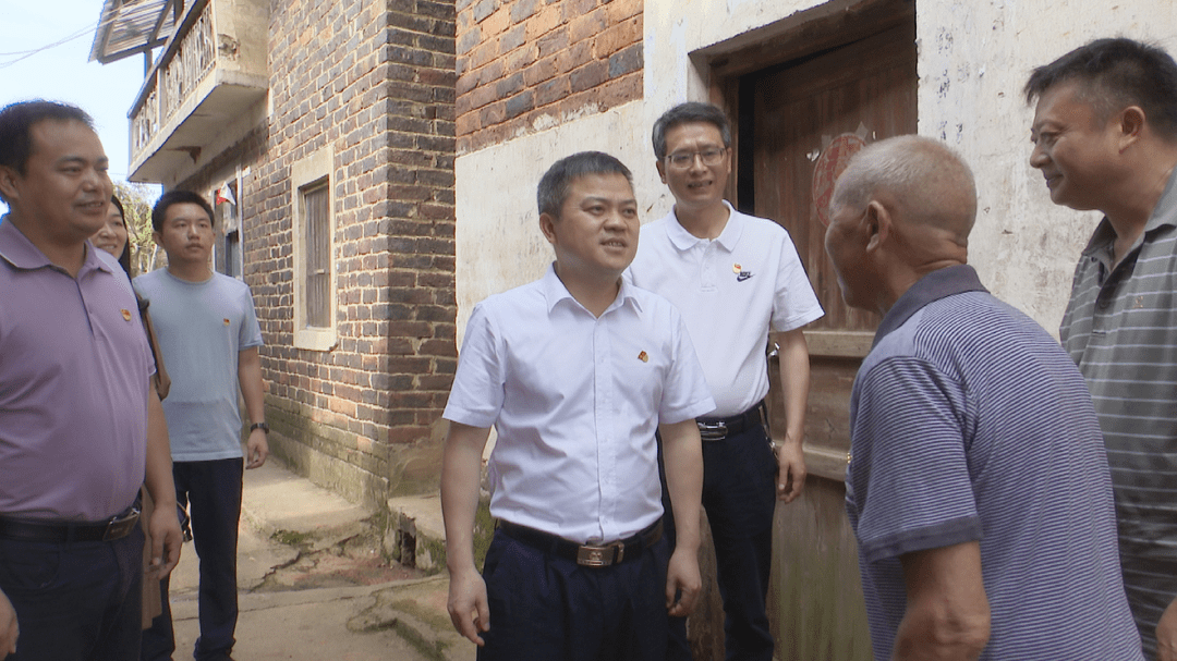 走访慰问中,巫初华先后来到市党内关怀对象杨庆和省党内关怀对象罗远