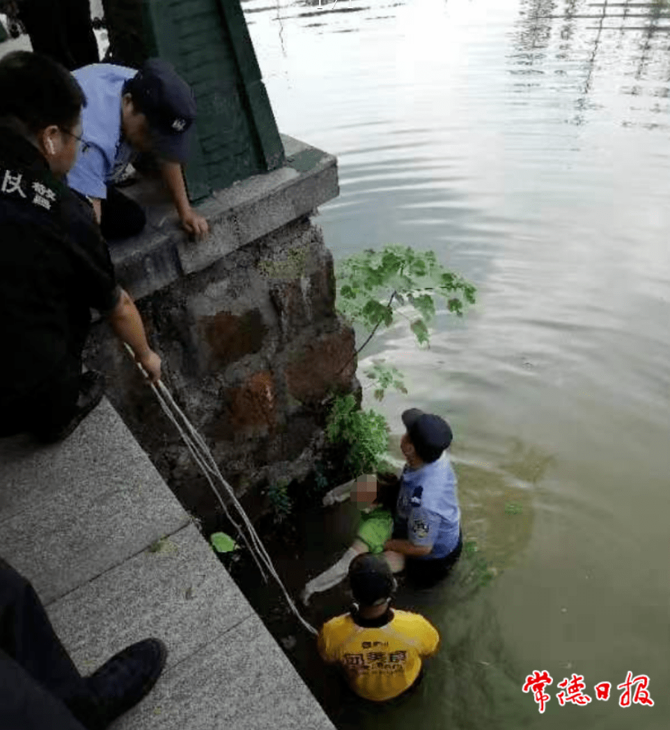 女子跳河轻生 常德警民携手相救刘文尧武陵区群众 3578