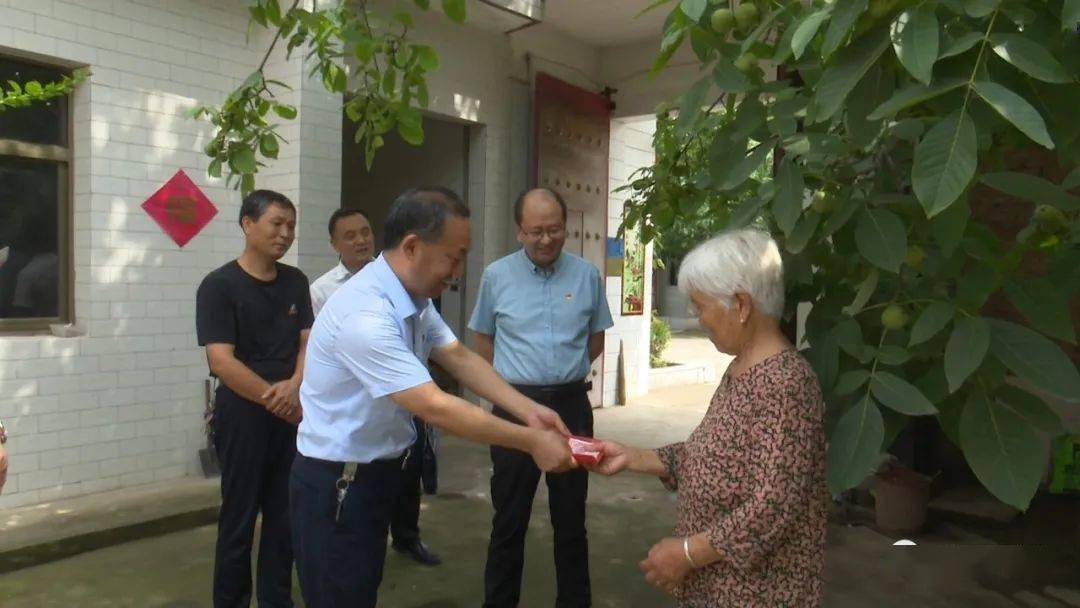 七一慰问送祝福 传递温暖颂党恩_生活_身体状况_关怀