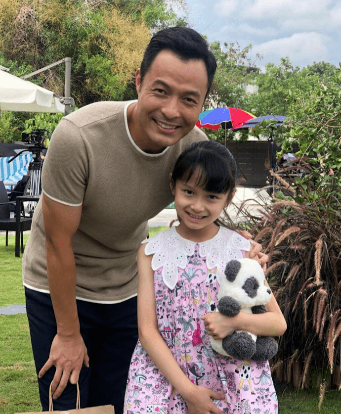 明星集邮相册,放满了与无线艺人如古佩玲,刘颖旋,张振朗,张达伦等合照