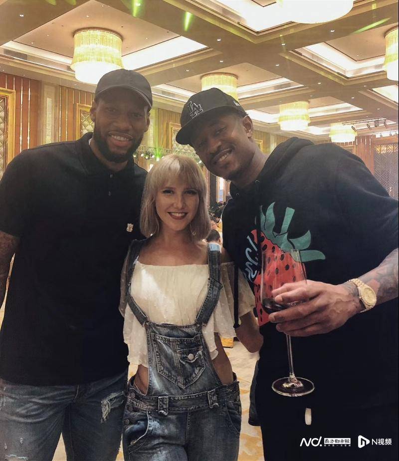 jane和广东男篮球队外援威姆斯(左),马尚合影.