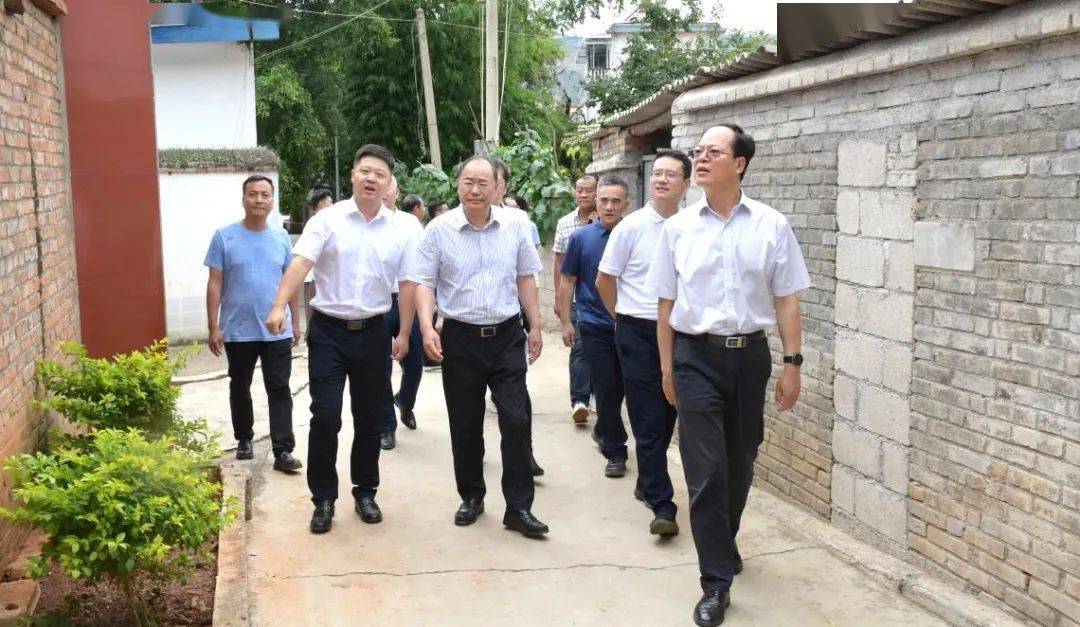 昆明市委常委,副市长安恩法,东川区委副书记,区长郝国栋等陪同调研