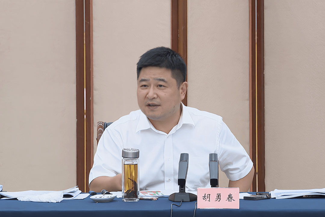 胡勇春在全市重大项目推进会上要求 全力推动项目快落地快建设快见效