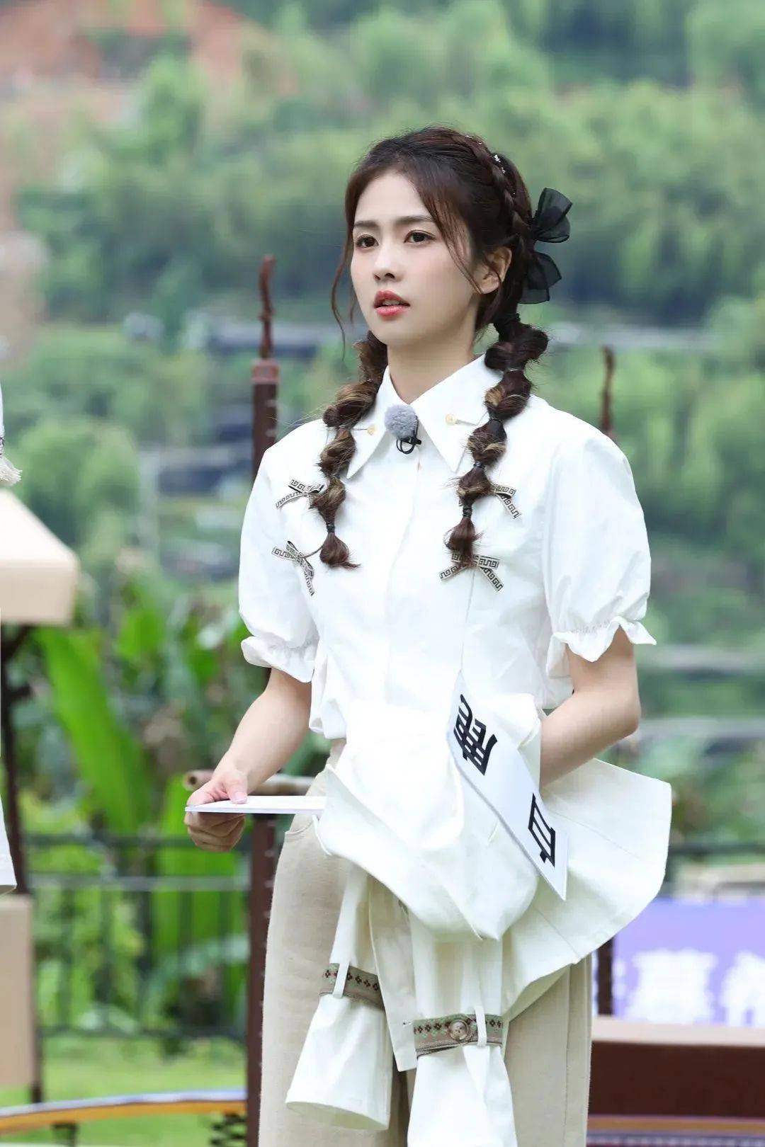 一到夏天,女明星都会疯狂爱上双马尾?_蝴蝶结_造型_元气