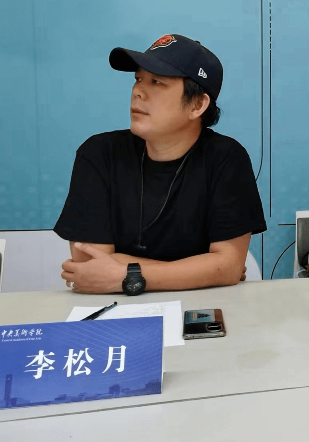 城市设计学院孙鸥老师,李松月副教授介绍了"手机体验店创新设计"的