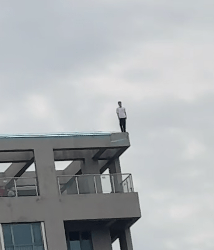小伙站楼顶数小时后跳下身亡,曾有人起哄不跳不是人!
