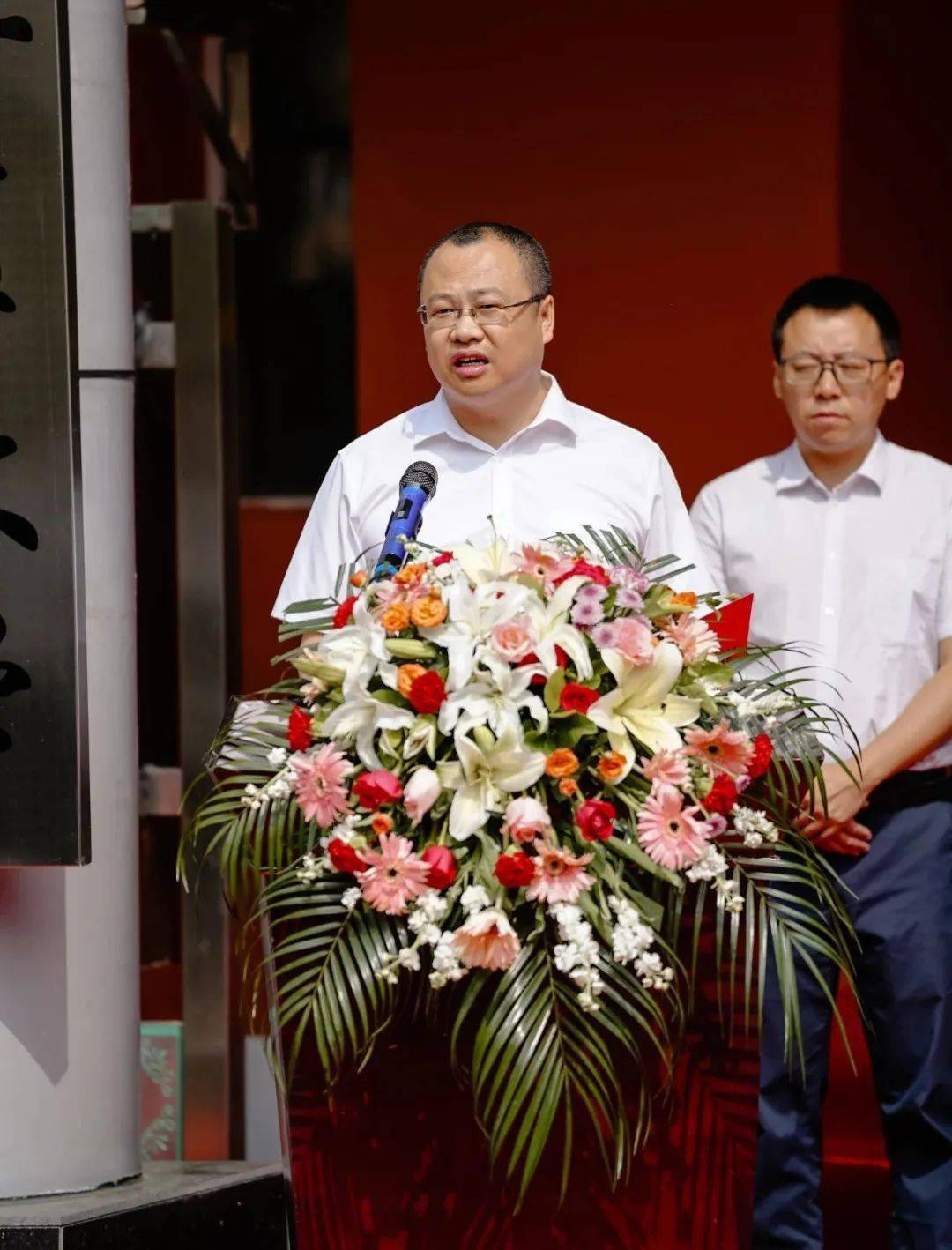 仪式上,梁宏宣读了伊春市编委会《关于市广播电视大学机构更名有关