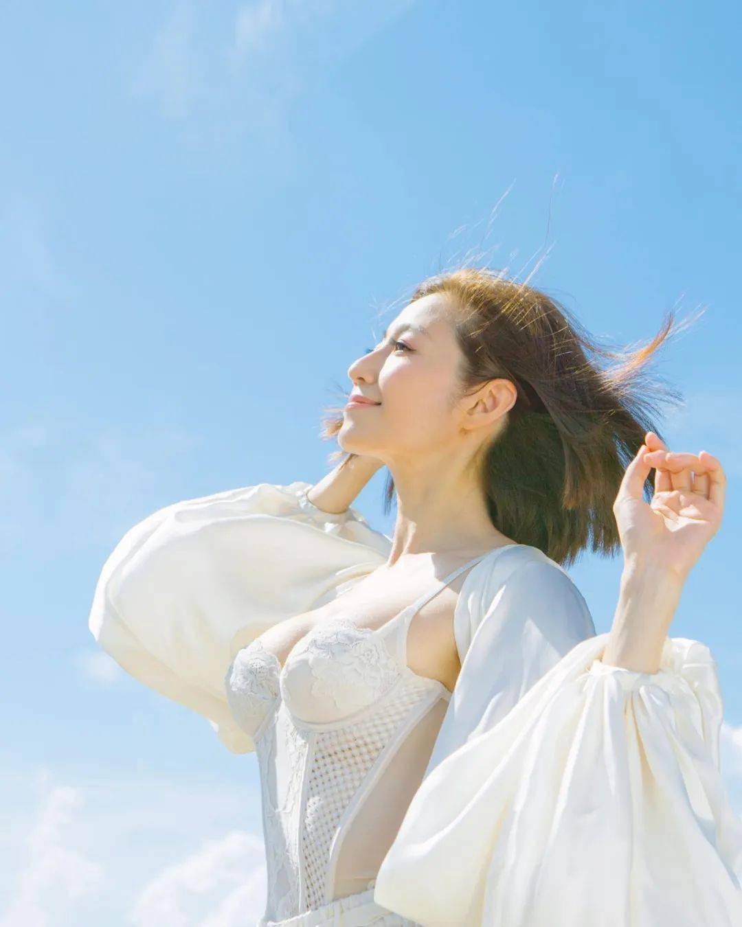 41岁陈自瑶大晒喷血照抢镜_身材_广告_希洛