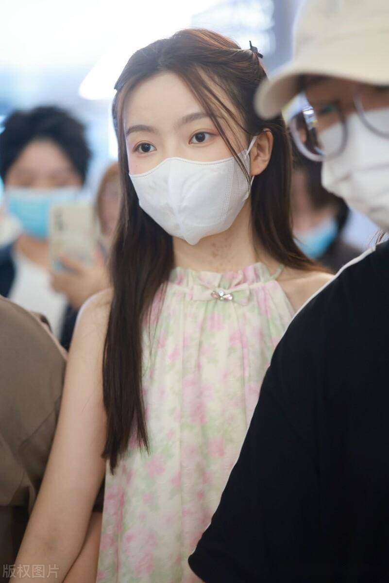 陈卓璇头发扎成双马尾,凸显小家碧玉可爱形象_上海_机场