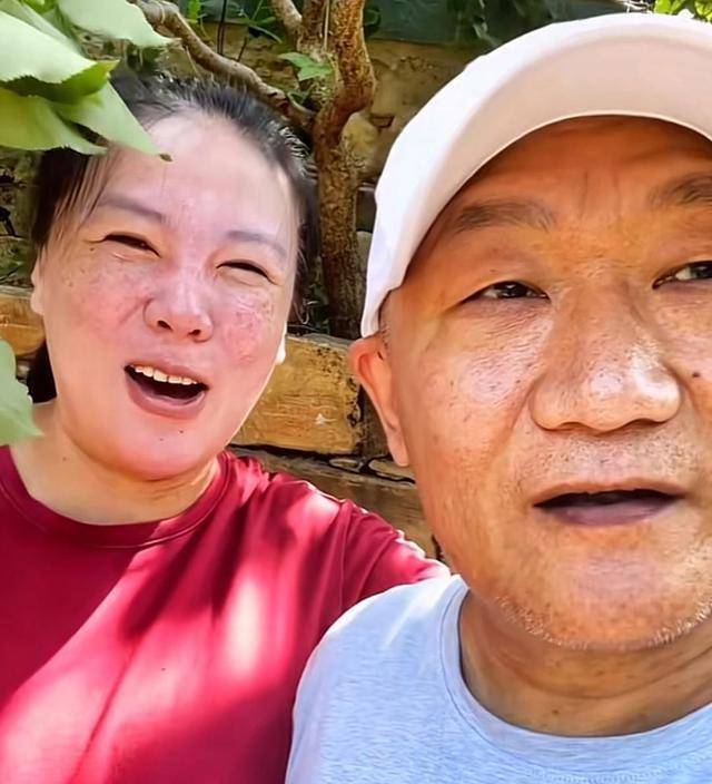 谢东老婆临盆在即,行走吃力大口吃杏,谢东嘴唇发黑让人担忧_谭静怡_带