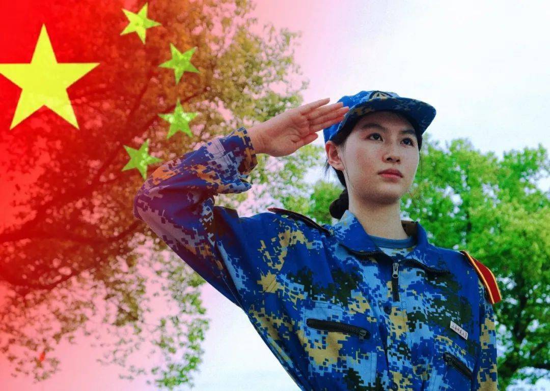 十六连整理好蓝色的迷彩服,昂首挺胸,面对五星红旗庄重的抬起手臂,敬
