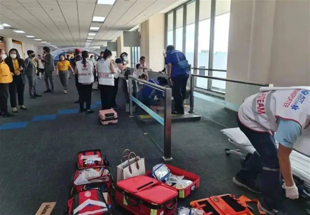 机场发生罕见事故！女游客被卷入自动人行道，被迫截肢