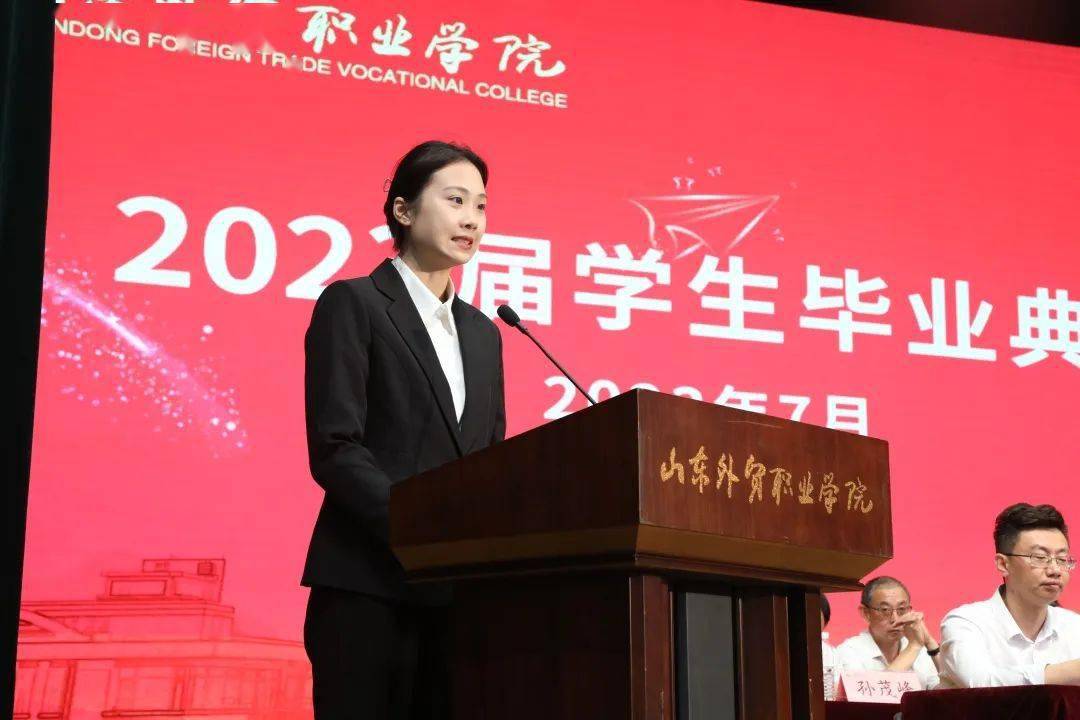 山东省优秀毕业生代表,2023届学院优秀毕业生代表颁发证书刁建东为